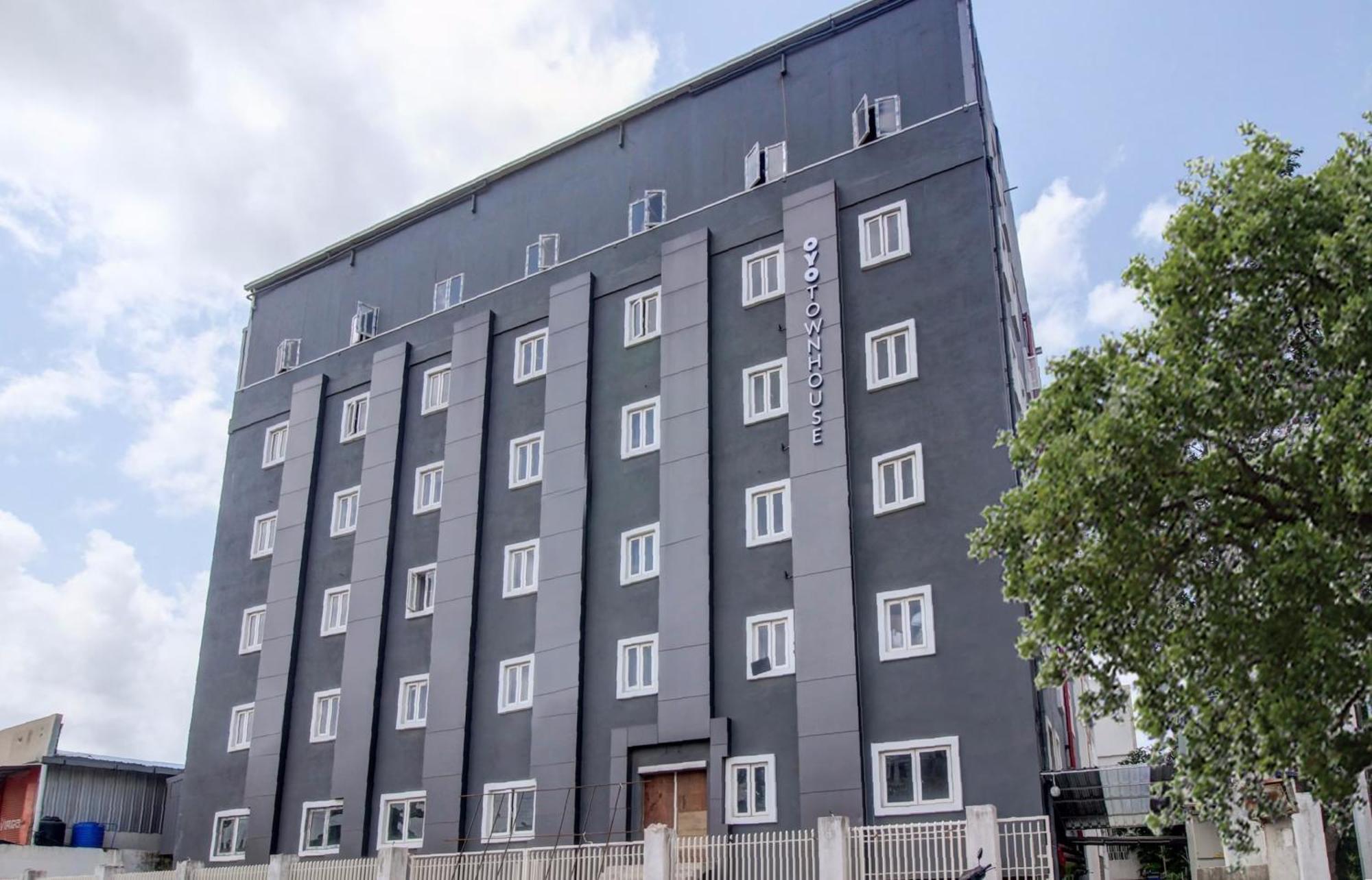 Super Townhouse Rcc Majestic 397 Lb Nagar Hotel ไฮเดอราบัด ภายนอก รูปภาพ