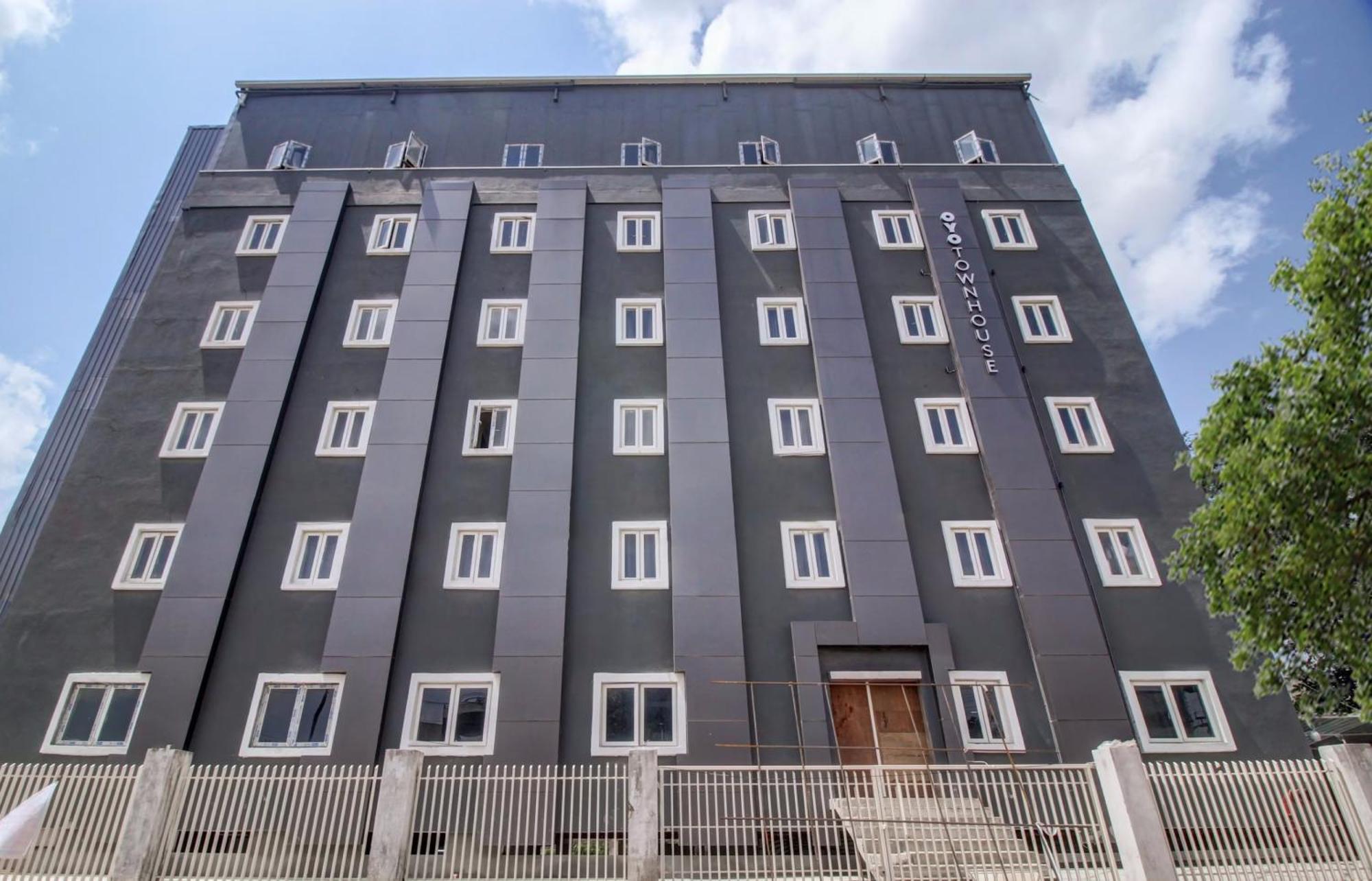 Super Townhouse Rcc Majestic 397 Lb Nagar Hotel ไฮเดอราบัด ภายนอก รูปภาพ